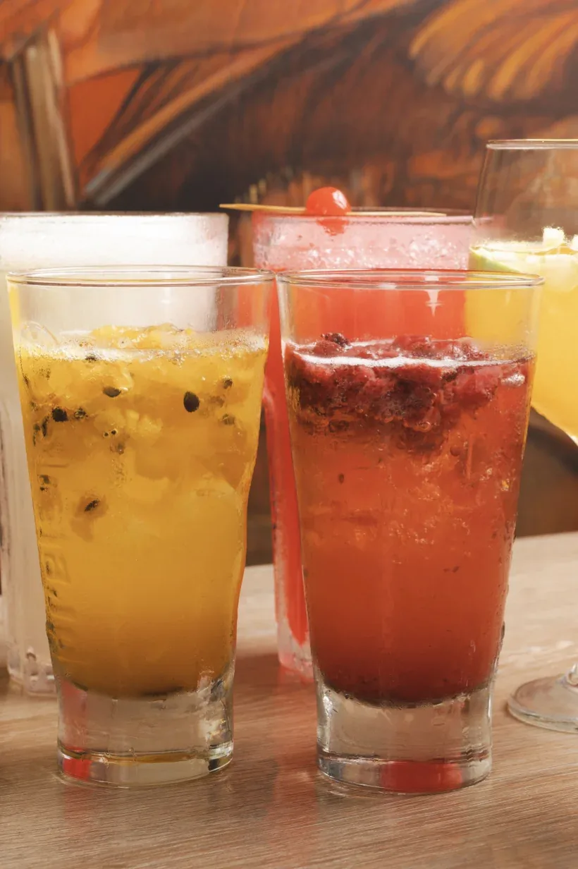 Vasos con bebidas frías de maracuyá y frutos rojos de Pescocentro Búcaro, Bucaramanga